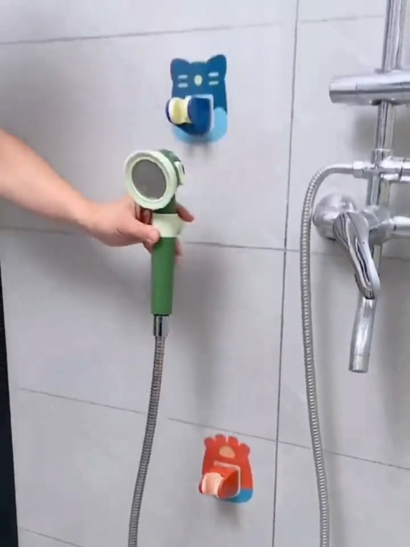 Giá Treo Vòi Hoa Sen , Đế Kẹp Vòi Sen Vòi Xịt Toilet Dán Tường Bằng Nhựa Họa Tiết Hoạt Hình #tienloi #tienich #voisen #moctreo