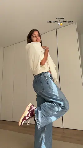 GRWM to go see a football game ⚽️😊 #fyp #tiktok #foryou #foryoupage #grwm #grwmroutine #nike #grwmoutfitinspo #clothes #outfitinspo #friendship #look #fun #crazy #viral_video #autumnvibes #autumn #outfits #treanding #trendingvideo #outfit #outfitinspiration #outfitoftheday #footballtiktok #footballgames #jeans 