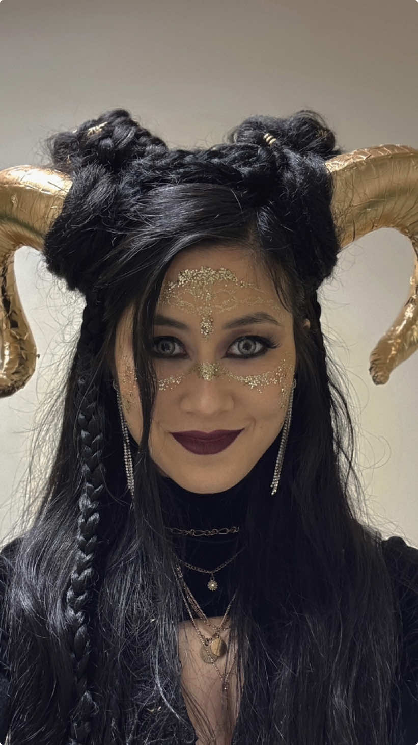 Alors il fait peur mon costume de Bélier ? 🥴 À la fin de la vidéo je te montre la cellule la plus hantée de la prison ! Comme m’a dit une employée de @SheptonMalletPrison : « Good luck with the ghosts! » 👻 Merci à Alexandra pour la coiffe et à @RoseDesLys pour le makeup des yeux. ✨#Costume #HalloweenMakeup #HalloweenCostume #JeremstarHalloween2024 #HalloweenByJeremstar Certaines photos ont été générées par l’IA.