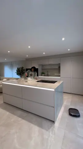 Apfel-Zimt-Kuchen 🍏✨ Zutaten: 	•	4 Eier 	•	200 g Zucker 	•	300 ml Vollmilch 	•	300 ml Rapsöl 	•	300 g Mehl 	•	1 Päckchen Backpulver 	•	2 Päckchen Vanillezucker 	•	1 TL Vanilleextrakt 	•	1 Prise Zimt (oder 1 TL, nach Geschmack) 	•	1 EL Butter, geschmolzen 	•	1–2 Äpfel, in dünne Scheiben geschnitten 	•	Zimtzucker zum Bestreuen Zubereitung: 	1.	Die Eier mit dem Zucker in einer großen Schüssel schaumig schlagen. 	2.	Milch, Rapsöl, Vanillezucker und Vanilleextrakt hinzufügen und alles gut vermengen. 	3.	Mehl, Backpulver und Zimt in einer separaten Schüssel mischen und dann zur Eiermischung geben. Alles zu einem glatten Teig verrühren. 	4.	Die Apfelscheiben entweder auf den Boden der gefetteten Backform legen oder später auf den Teig legen. Die Apfelscheiben dann mit Zimtzucker bestreuen. 	•	Variante 1: Apfelscheiben auf den Boden legen, Zimtzucker drüberstreuen und den Teig darüber gießen. 	•	Variante 2: Teig in die Form geben, die Apfelscheiben darauf verteilen und mit Zimtzucker bestreuen. 	5.	Den Kuchen bei 180 °C Ober-/Unterhitze für etwa 25 Minuten backen, bis er goldbraun ist. Tipp: Variante 2 ist etwas einfacher, da sich der Kuchen so leichter aus der Form lösen lässt. Beide Varianten sind super lecker! 🍎✨ Viel Spaß beim Backen und Genießen! #asmr #asmrsounds #asmrvideo #asmrtiktoks #cleaningmotivation #cleaning #cleaneating 