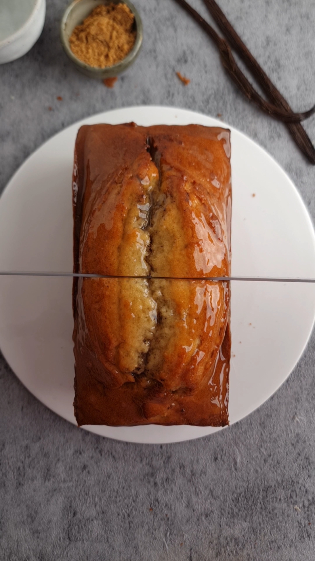 Cake prodigieusement vanillé  70g de beurre fondu  4 œufs  2 g de sel 150g de de cassonade  1 gousse de vanille  140g de crème entière  10g de levure chimique  270g de farine  Mélange vanille : 10g de sucre complet  1càc de poudre de vanille  30g de beurre mou  moule 20 à 22cm Cuisson 170° 1hr à 1hr15 🇬🇧 Prodigiously vanilla cake  70g melted butter 4 eggs 2g salt 150g brown sugar 1 vanilla pod 140g whole cream 10g baking powder 270g flour  Vanilla mixture: 10g whole sugar 1tsp vanilla powder 30g soft butter  mold 20 to 22cm Cooking 170° 1hr to 1hr15