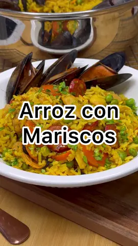 Receta del día 🍲“ARROZ CON MARISCOS”🍲 (6 Personas)   INGREDIENTES: -2 cdas de aceite de oliva -1 taza de cebolla en cubos  -2 dientes de ajo picado -1 laurel  -4 chorizos en rodajas  -1 taza zanahoria en rodadajas -2 tazas de caldo de mariscos  -1 taza de arroz  -1 cdita de curry  -1 cdita de sal  -Pimienta a gusto  -1 taza de camarones -1 taza de surtido de mariscos  -1 taza de arvejas  -12 choritos -Cilantro picado a gusto PREPARACIÓN: 1.-En una olla, agrega 2 cucharadas de aceite de oliva y calienta a fuego medio. 2.-Añade 1 taza de cebolla picada junto con 2 dientes de ajo picado. Cocina por 4 minutos, removiendo ocasionalmente. 3.-Agrega los chorizos en rodajas y la zanahoria. Cocina por 4 minutos más. 4.-Incorpora el arroz y cocina por 2 minutos, mezclando bien. 5.-Vierte 2 tazas de caldo de mariscos y añade el curry, la sal y la pimienta a gusto. Cocina a fuego medio por 10 minutos. 6.-Añade los camarones, el surtido de mariscos y las arvejas. Cocina por otros 10 minutos o hasta que el arroz esté en su punto. 7.-Coloca los choritos sobre la mezcla y deja reposar por 5 minutos antes de servir. 8.-Sirve y decora con cilantro picado. ¡Listo para disfrutar! Típs: Puedes cambiar los mariscos por la que más te guste en la misma proporción. -Puedes agregar otros vegetales (porotos verde, champiñones, choclo, etc) . . . #RecetaDelDía #arroz #CocinaFácil #chile #teamcocina #Receta #comidachilena 