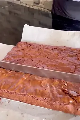 Brownie Recipe (Measurements are based on a 200 ml cup) (Tray size: 23x23 cm) Ingredients: 4 eggs 350 g granulated sugar (2 cups) 250 g butter (You can also #use margarine) 250 g dark chocolate • 150 g flour (1.5 cups) 130 g walnut (1.5 cups) 80 g milk chocolate chips (1 full tea glass)  Instructions: 1. Melt the butter, then add the chocolate and mix. Afterward, add the flour and mix again. Set it aside. 2. Now, place the sugar and eggs in a double boiler (benmari) and whisk until the sugar is completely dissolved (check by feeling the mixture with your finger; this is important, the outside layer should crack). 3. Add the egg-sugar mixture to the chocolate-flour mixture and stir well until fully combined. 4. Finally, add the walnuts and chocolate chips, and mix again. 5. Pour the mixture into the baking tray and smooth out the edges with a spatula. 6. Bake in a preheated fan oven at 170°C for about 30-35 minutes. Once the top is set, it's ready (if the top has a nice crack, it's done). 7. Note: This is a diet killer, so eat it carefully, piece by piece. I ate one, may God forgive me! We did it! High five! #brownie #chocolate #brownies #cake #dessert #food #brownielovers #Foodie #instafood #nutella #confeitaria  #brigadeiro #cookies #doces #homemade #yummy #cupcakes #baking #fudgybrownies #delicious #Love #sweet #cakes #bakery #foodphotography #oreo #chocolatecake #cheesecake #icecream