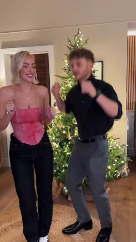 it’s officially my FAVOURITE time of year 😭🎄 #connorandyvonne #fyp #couple #christmas #dance 