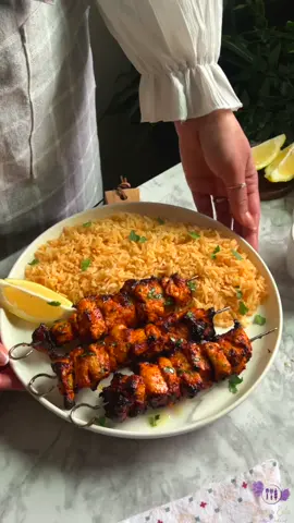 دجاج مشوي بصوص البيري بيري 🌶️🤤 المقادير : الصوص : ٤ حبات فلفل احمر رومي  ١ بصله متوسطه  فلفل احمر حار حسب الذوق ربع كوب زيت زيتون  ٢ معلقة كبيرة خل  ٤ فصوص ثوم  كزبرة خضراء  بشر ليمونة + عصير ليمونه كبيرة التوابل ( ملح - فلفل - ثوم بودرة -بصل بودرة - بابريكا مدخنة - زعتر أوريجانو  - معلقة كبيرة سكر بني او ابيض - بقدونس مجفف ) ١ كيلو صدور دجاج مكعبات  معلقة كبيرة زيت زيتون - التوابل ( ملح - فلفل - ثوم بودرة -بصل بودرة - بابريكا مدخنة - زعتر أوريجانو )  الارز : ٢ كوب ارز بسمتي  ٤ اكواب ماء ساخن  ٣ ملاعق كبيرة صوص  ملح - فلفل - ورق غار  نشوي الخضار علي درجة حرارة ٢٠٠ لمدة ربع ساعه في الاير فراير او في صينية في الفرن  تسوية الدجاج في اسياخ ممكن في طاسه علي النار او في الفرن او في الاير فراير علي حرارة ٢٠٠ لمدة نص ساعه وفي نص التسوية لازم نقلبها عشان تاخد لون حلو من كل مكان ♥️ اخر كمية من الصوص بعد ما استخدمناه مع الدجاج والارز الكمية اللي باقية منه بحطها في طاسه علي نار هاديه خالص لمده ربع ساعه عشان يتقل ويكون كريمي اكتر وممكن تضربوه تاني بالهاند بلندر او في الخلاط عشان توصله لقوام ناعم خالص زي الصوص الجاهز بالظبط 👍🏻  تسوية الارز الاول علي نار متوسطة لحد ما يتشرب المياه وبعد كده بنهدي النار خالص لمده ربع ساعه او ٢٠ دقيقه لحد مايستوي 🥰 جربوها عشان بجد دي اطعم والذ تتبيلة انا جربتها وهتدمنوها من حلاوتها 🤤🙈♥️ #periperi #chicken #periperichicken #grilledchicken #nandos #foodphotography #foodblogger 