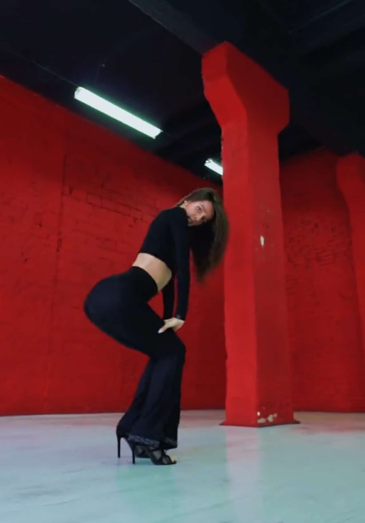 this trend could be like 👆🏻😎 choreo by me #diva #beyonce #divachallenge #heels #heelsdance #highheels #хілс 