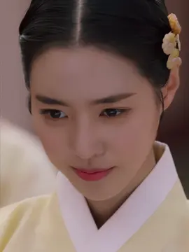 ในการเลือกพระมหสีฝั่งนางร้ายติดสินบนผู้ทำนายโดยทำสัญลักษณ์จุดสีแดงไว้ที่เสื้อเมื่อคนทำนายเห็นจะต้องทำนายดีๆแบบอวยยศขั้นสุด นางเอกรู้ทันเลยทำสัญลักษณ์ไว้ที่เสื้อตัวเองด้วยฉลาดสุดๆ #ศึกชิงบัลลังก์พระมเหสี #iqiyi #ซีรีย์เกาหลี #ฟีดหน่อย #เปิดการมองเห็น 