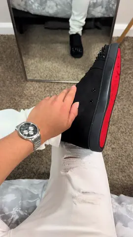 This goes hard with white Jeans 🥶😮‍💨 #redbottoms #zyxcba #TikTokShop #blowthisup #fyp #fypp #trending #newtrend #suelaroja #alucines #alucin #alucinshoes #suelaroja #suelitaroja #zapatosaluc #nel #tiktokmademebuyit 