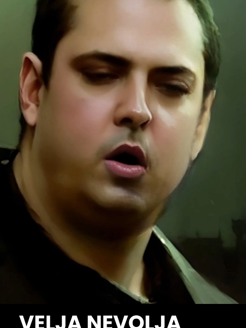 Prikaz brutalne strane Balkanskog podzemlja – kako su Velja Nevolja i njegov klan stvarali strah i koristili najbrutalnije metode da osiguraju moć. Šokantni detalji o tajnim prostorijama ispod Partizanovog stadiona, oružju i dokazima koji su ih povezali sa jezivim ubistvima. Istinita priča koja otkriva najmračnije strane organizovanog kriminala kod nas.  Hashtags: #veljanevolja #belivuk #balkaninsajder #crnahronika #mafijabalkan #balkanskopodzemlje #ubistva #sobaizaobradu #tajnekriminala #misterijepodzemlja #klanovibalkana  #вељаневоља #беливук #балканинсајдер #црнахроника #мафијабалкан #балканскоподземље #убиства #собаизаобраду #тајнекриминала #мистеријеподземља #клановибалкана  #srbija #republikasrpska #crnagora #hrvatska #slovenija #nemacka #balkanciudijaspori #srbiuinostranstvu 