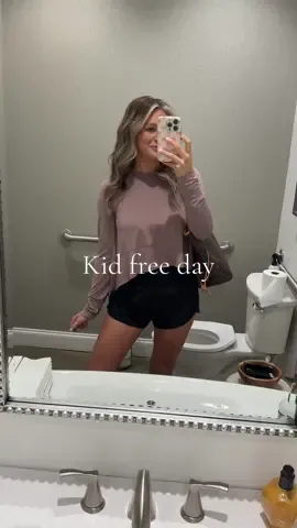 Let’s try this again 😅 alsoooo have y’all started christmas shopping?? #christmas #sahm #momtok #hairday #kidfree #shopping #moms 