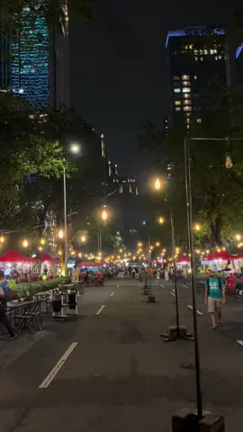 Anak jaksel dan sekitarnya wajib nongkrong disini Ngabisin malam di street food area SCBD Park Sudirman yang penuh warna! Lampu-lampu gedung bikin suasananya makin seru dan makanan kaki lima di sini ngga ada lawan! 🌆🍜 . . 📍SCBD Park Sudirman, Jakarta Selatan #streetfood #streetfoodjakarta #scbd #scbdsudirman #jakarta #explorejakarta #jakartaselatan 