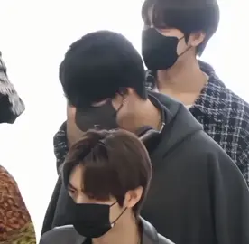 the way ni-ki always look at sunoo.. ni-ki always make sure that his sunoo hyung is always safe biside him#sunoo #ni_ki #fypシ #sunkii 