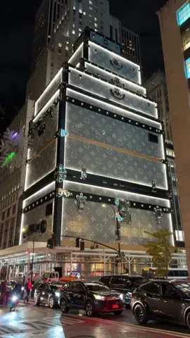 New @Louis Vuitton store on Fifth Ave is a work of art 🔒✨ #louisvuitton #fifthavenue #nyc #newyorkcity #architecture #designer #fypシ #fypシ゚viral #fypchallenge 