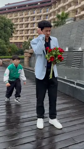Nhóc nhỏ này chơi kỳ quá 🥰🥰  #giaitrifun #funnyvideos #haihuoc #giaitri #fyp #xuhuong #viral 