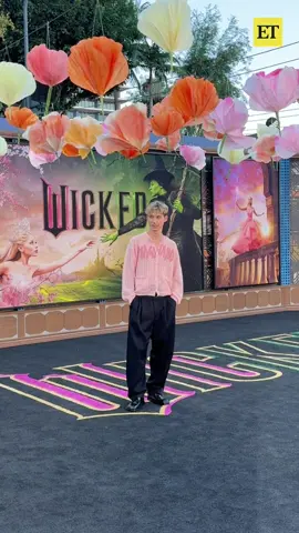 K, here’s the plan. Troye Sivan hits the ‘Wicked’ carpet. 💚 #TroyeSivan #Wicked 