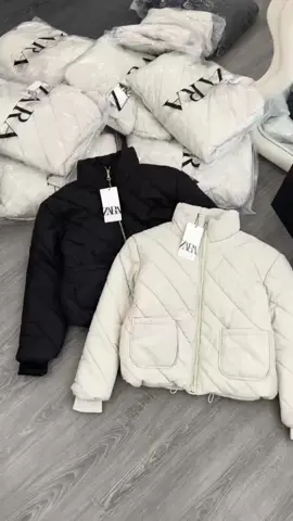 ‼️‼️PHAO TRÁM ZA.RA TQXK‼️ Dáng phao trám chéo có 2 túi trc này siêu trẻ trung, ai bảo áo phao k có kiểu nào sang thì thử mẫu này ngay đi nhé hihiiii. Mặc chảnh xinh lắm ý 🤎🤎🤎Khoá vàng nổi bật xịn xò luôn nha 💲💲    Áo zara xuất siêu hot, nhà e gom áo phao trần trám hot nhất năm của hãng zara 👉🏻2 màu: đen và be 👉 size từ S đến XL ah  Form to như hãng Size S : 40-47kg Sz M: 48-55kg Size  L:  55-62kg Sz XL: 62-69kg _________ #hangorder #hangQCCC