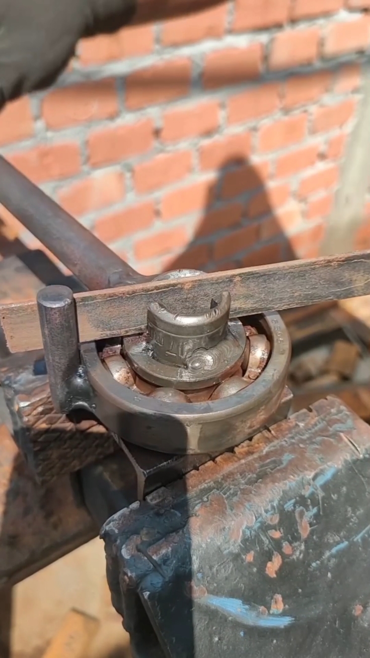 Utilize worn bearing for flexing thin rod plate#welding #weldingideas #migwelding #arcwelding #ironwelding #fabrication #tigwelding 