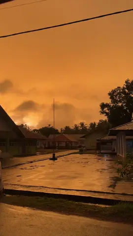 Di sore yang syahdu, pesantren Al-Falah terbungkus dalam dekapan ketenangan. Hujan turun perlahan, membasahi tanah yang lapang, seakan meresap ke dalam jiwa yang mencari ketenangan. Langit yang kelabu menyelimuti, namun hati-hati santri yang datang ke masjid justru menyinari suasana dengan semangat yang tak pernah luntur. Langkah-langkah kecil itu bergema, penuh harapan, menggapai magrib yang semakin dekat. Mereka datang dengan tekad yang teguh, menapaki jalan penuh berkah meski lelah tak kunjung surut. Setiap detik, setiap helaan nafas mereka, dipenuhi doa dan cinta, mencari ridho Allah yang Maha Pengasih. Hujan yang turun seolah menjadi saksi bisu dari usaha tulus mereka, menambah kedamaian yang tak terucap, seolah alam turut mendukung perjalanan spiritual mereka. Alunan doa dan dzikir mulai merayap, bergema lembut di udara yang basah. Di bawah langit yang mendung, pesantren ini menjadi tempat berlabuh, sebuah rumah untuk jiwa-jiwa yang rindu pada-Nya, mencari kedamaian yang abadi dalam keheningan senja. #senja #santri #pesantren #pondokpesantren #alfalah #limboto #gorontalo #fyppppppppppppppppppppppp 