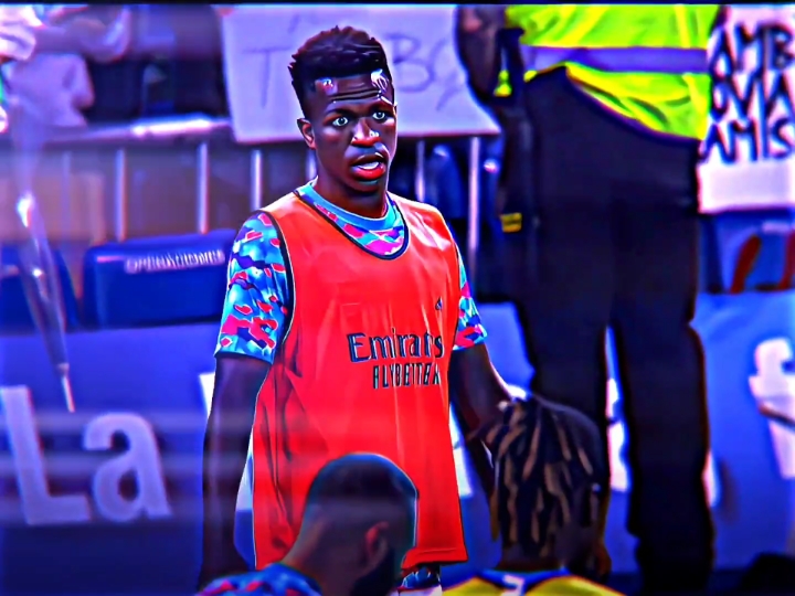 কালো মানিক হাত পেতেছে চাঁদ ধরিতে চায় 😅💔 #vinicius #realmadrid #football #foryou #foryoupage #fyp 