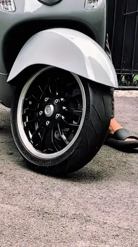 jangan kalah sama musim ujan✨🤏🏻 #vespa #vespas125 #vespamatic #vesmet #fyp #vespasmallframe #vespaindonesia #vespalx #inspirasivespa 