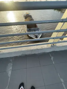 hạnh phúc đối với mình điện thoại 80%, bóp có vài chục tiền mặt, tài khoản dư một chút, được ăn ngày 3 cử và có thêm vài món ăn vặt cùng ly nước ngọt, được anh em rủ đi cf rồi dạo xíu xong về nhà, còn được đi học và vẫn còn được gặp ba mẹ. #xh 