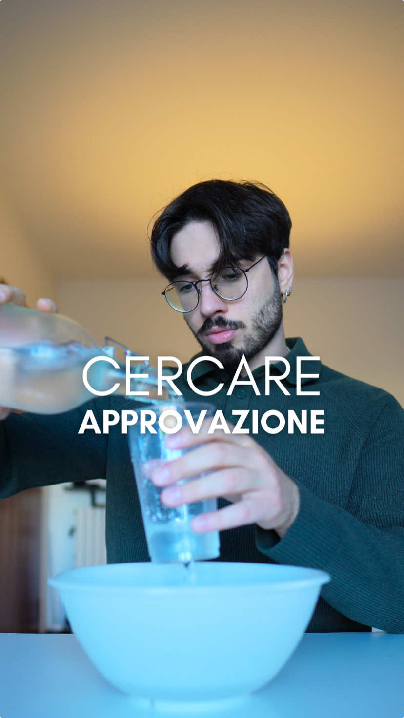 Ti capita di cercare approvazione? Come ti fa sentire? Cercare approvazione è un comportamento umano molto comune. È naturale desiderare conferme dagli altri, soprattutto quando l'autostima vacilla. Tuttavia, quando il nostro valore dipende esclusivamente dal riconoscimento esterno, rischiamo di entrare in un circolo vizioso: più cerchiamo approvazione, più ci sentiamo vuoti quando non arriva. L'autostima solida, invece, nasce dall'interno. Significa riconoscere il proprio valore anche quando non riceviamo conferme dagli altri. È un percorso difficile, ma importante.  #psicologia #crescitapersonale #autostima #insicurezza 