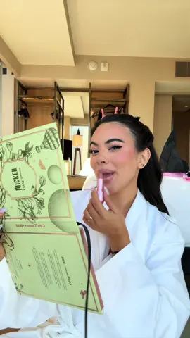 Did NOT expect to meet @arianagrande 😭😭😭 i have no words @Wicked Movie was everything i wanted it to be and more. Cant wait to watch it 2939404 more times in theatres. Wearing @r.e.m. beauty under eye patches, eyeshadow, and glinda set 💗🫧