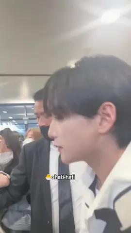 zayyan nih emg excited banget ya kalau ketemu fans 😭 banyak yg manggil2 zayyan dan ngajak love sign 💗💗 cr (weibo) #xodiac #소디엑 #zayyan #kpop #kpopfyp #fypシ 