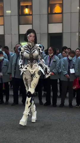 The latest robots have been implanted with dance programs#Pedestrianperspective