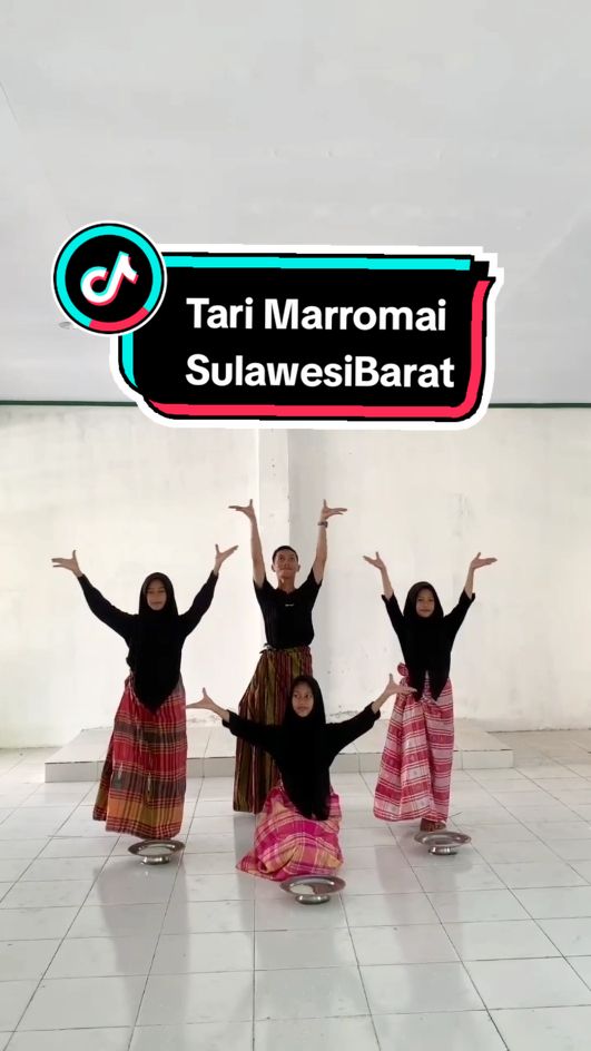 Tari Marromai Mandar, penjemputan tamu. tarian ini merupakan tarian yang sering ditampilkan untuk menyambut tamu-tamu penting. biasanya disebut sebagai tarian selamat datang, gerakan tari marromai mandar berakar dari tari tradisional mandar, terdapat gerakan menabur beras yang bermakna sebagai tanda penghormatan. suatu keindahan dan keanggunan yang ada di setiap gerakannya, membawakan cerita tentang tradisi dan kebanggaan budaya disertai dengan irama musik Tana Mandar' yang membuat gerakan indah dan elok✨ @andiresky2196  sebuah karya yang terinspirasi dari kak Hijrawati L, S.Pd  . . . #sulawesibarat #sulbar #sulbar_tiktok #sulbar_mamuju #sulbar_polman #sulawesi #sulawesiselatan #sulawesitenggara #sulawesiutara #sulawesitengah #bugis #bugistiktok #bugissulawesi #bugismakassar #bugisbone #gurusenibudaya #taritradisional #sulsel_bugis #sulsel_makassar #trend #trendingvideo #trendingsong #fypage #fyppppppppppppppppppppppp #fypdongggggggg 