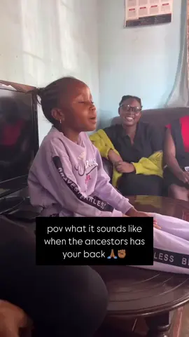 Enkosi @unveiled.zw ©️ 🎥 Das ist, wie ich mir vorstelle, dass es klingt, wenn ich bete, und all jene, die vor mir gegangen sind - my Ancestors, meine Worte widerhallen und verstärken.  Es ist, als ob die Stimme of this small Black girl, direkt in den Himmel steigt. Ihre Interpretation von „Ndikhokhele“ führt nicht nur die Erwachsenen um sie herum in der Anbetung, sondern verbindet auch Generationen, Zeit und Realms in einem gemeinsamen spirituellen Moment.  In ihrer Stimme höre ich das Echo meiner Vorfahr*innen, die meine Gebete tragen und ihnen Kraft verleihen. Es ist ein bewegendes Zeugnis dafür, wie Musik und Glaube Grenzen überwinden und Herzen berühren können, selbst über soziale Medien wie Instagram hinweg. #ancestors #faith #singing #enkosi
