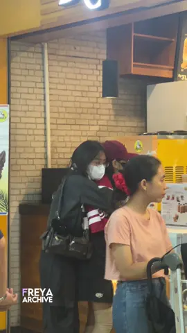 Nempel terus sama Manda 😅 Freya at Halim Perdanakusuma Airport Jakarta after @dempofair | 10.11.24 Archived by Admin #freyajkt48 #fypシ 
