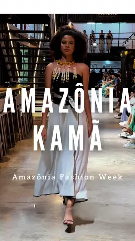A coleção Aruanã, assinada por Rita Reis para a Amazônia Kamã Biojoias , chega ao Amazônia Fashion Week com a lenda do Aruanã, um peixe associado à criação da nação indígena Karajá, cujo habitat se encontra no Rio Xingú, um dos afluentes do Amazonas. A mitologia foi traduzida para a moda autoral da designer, que encontrou no salto do peixe para fora da água uma metáfora de coragem e superação, tanto para a criação de novas coleções quanto para os desafios do mercado de moda. As escamas, descartadas pela população ribeirinha, foram transformadas em flores pigmentadas, representando as cores e formas da floresta amazônica, conectando os materiais utilizados às práticas sustentáveis e à valorização do trabalho manual. Além da referência à lenda, a coleção apresentou um simbolismo contemporâneo ao incluir pela primeira vez looks em cinza e preto. O cinza remete ao rescaldo da destruição causada pelo fogo, enquanto o preto reflete o luto diante das perdas ambientais. Vídeo: Mo.So  #moda #jornalismodemoda #fashion #moso #amazoniafashionweek #amazoniafashionoficial #amazoniafashionweekend #amazôniafashionweek #modaamazonica #amazonia #afw #donorte #belemdopara #belemdopará #amazonia #amazoniafashion #amazoniakama #amazoniakamã #biojoias #biojoiasdobrasil