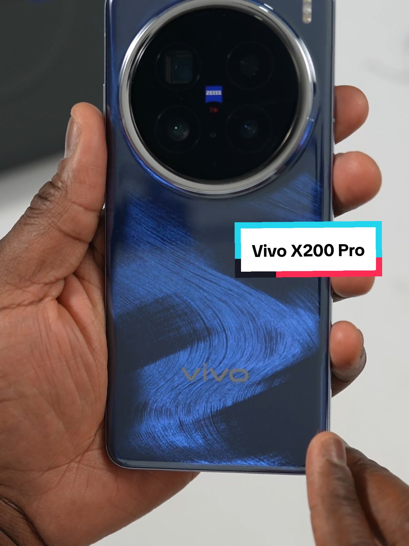 The new #vivox200pro  powered by the new Mediatek #dimensity9400  *200MP Camera *6.78-inch display *4500 nits peak brightness  *6,000mAh battery What do you think? #unboxing #for #mediatek #techtok #booredatwork 