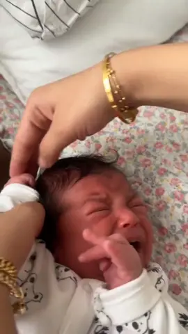 Baby please stop pulling your hair and calm down please 🥺 🤣 #babyoftiktok #pulling #hear #baby #cutebaby #newborn 