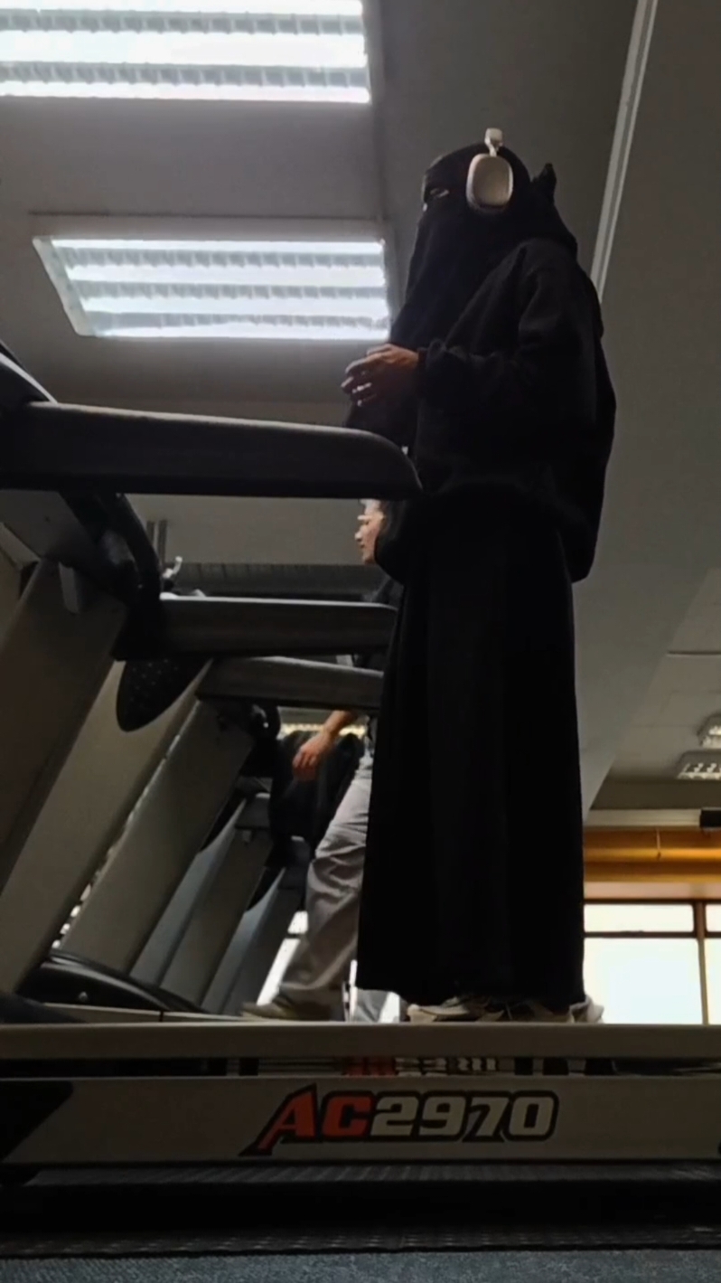 yes ik drinking while sitting is sunnah #niqabistruggles #niqabigym 