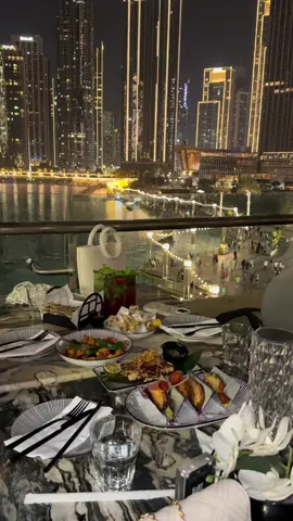 Food with a view✨  #dubai🇦🇪 #dubai #fyp #fountaindubai #burjkhalifa #foryoupage #dubai_dxb_uae #dubaitiktok #datenight #FoodTok 