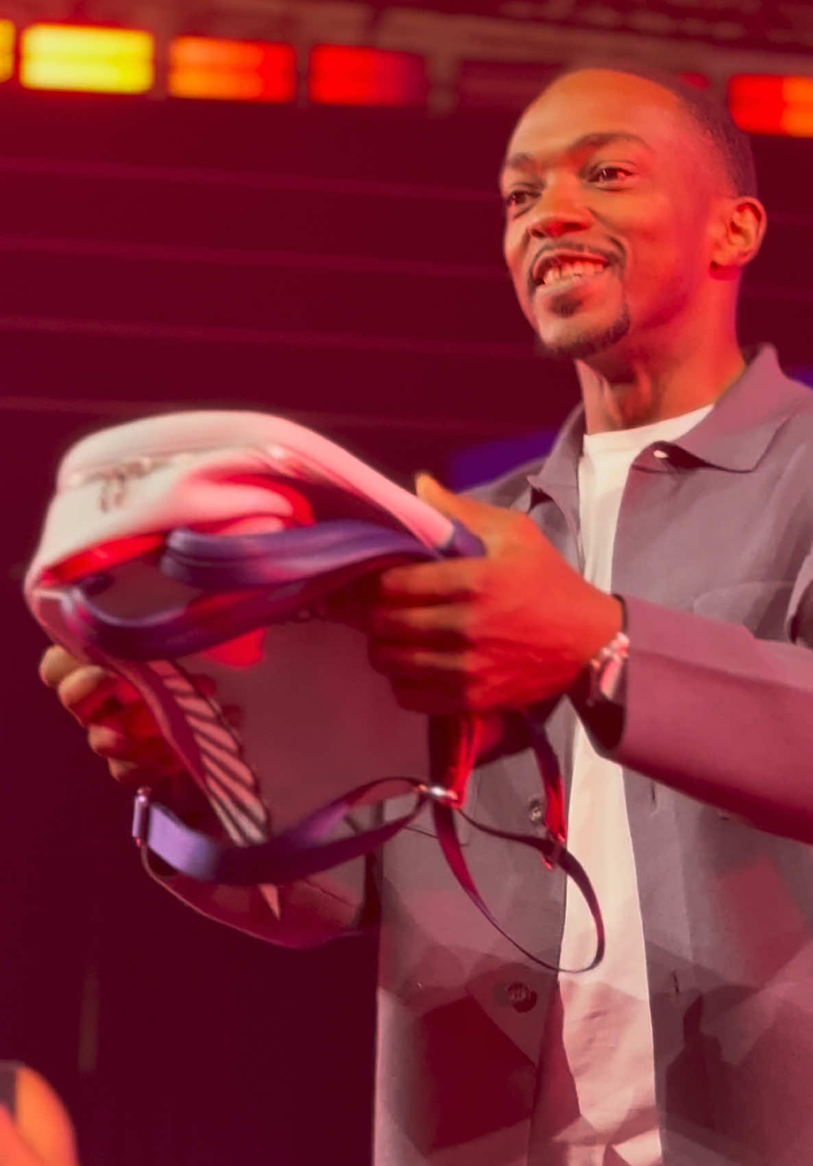 Seal of approval from the Captain himself! Anthony Mackie and Danny Ramirez surprised fans on-stage at #D23Brasil #CaptainAmericaBraveNewWorld #CaptainAmerica  —- Selo de aprovação do próprio Capitão! Anthony Mackie e Danny Ramirez surpreenderam os fãs no palco da #D23Brasil. #CapitãoAmérica: Admirável Mundo Novo —- ¡El sello de aprobación del propio Capitán! Anthony Mackie y Danny Ramírez sorprendieron a los fans en el escenario de #D23Brasil. #CápitanAmérica: Un Nuevo Mundo 