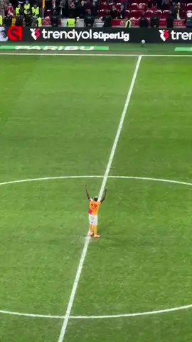 Victor Osimhen, taraftarların isteği üzerine maç sonunda orta sahaya gelip 3'lü çektirdi. #galatasaray #sporgünlükleri #süperlig #victorosimhen #osimhen