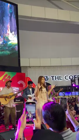 Cantik sekali ibu periiii @nadin⋆.ೃ࿔*:･  #nadinamizah #fyp #fypシ #konsernadin #nadinamizah #tehpucukharum #tehpucuk #nadinamizahtaruh #nadin 