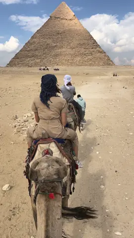 #fypシ #foryoupage #foryou #foryou #arabian #arabiannights #egypt #cairo #pyramids #giza #gizapyramids #travel #traveltiktok #camel #desert #travelholic #couplestiktok #couplestravel #couplesgoals #egyptiantiktok 