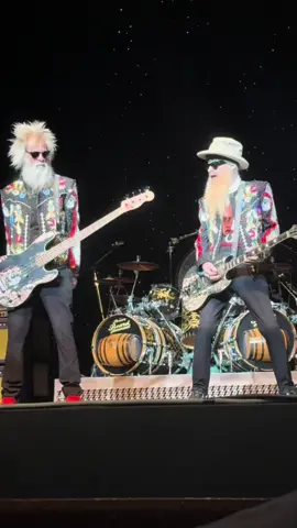 Have mercy!!! 😎 @ZZ Top #rockmusic #concerts #old #80smusic #songs #guitarists #guitartok #zztop #2024 #fyp #fy #billygibbons #elwoodfrancis #bassguitar #bassplayer #bluesrock @Billy F Gibbons 