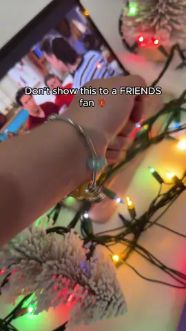 Who remembers this scene🎬 my all time favorite FRIENDS scene 😂🦞💕#rossgeller #unagi #danger #rachelgreen #phoebebuffay #friends 