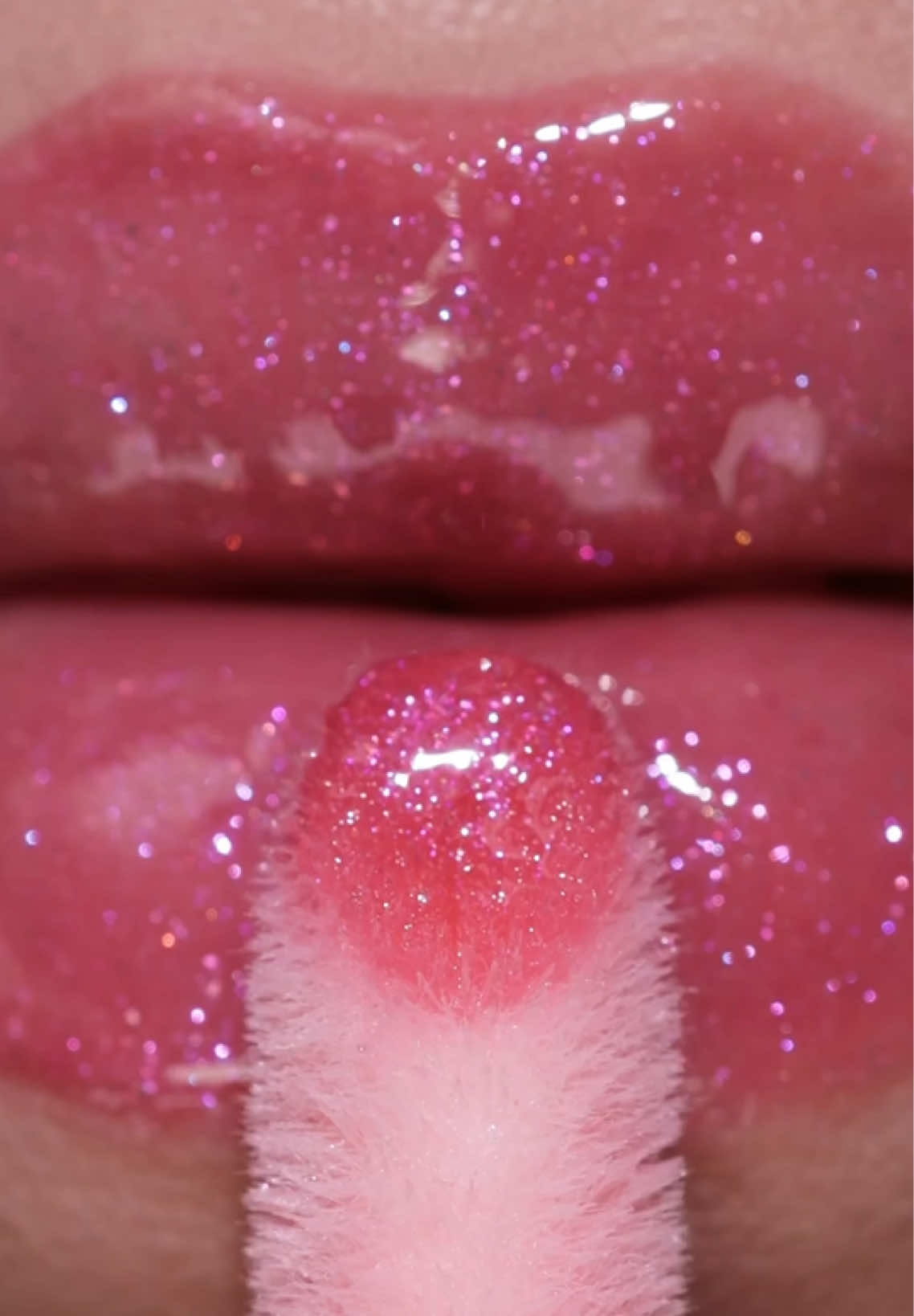 // Dreamy gloss 🫠💖 puoi trovarlo su @Zalando 💖 Shimmer bomb gloss Pink by @Makeup Revolution AD  #makeup #pink #glossylips #pinkgloss #lips #lipstick #glossy #beauty #macrovideo #macromakeup 