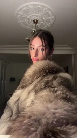 obsessed with my fur coat 💋                             #OOTD #fyp #fashiontiktok 