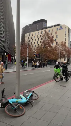 Man gets his phone stolen in london 