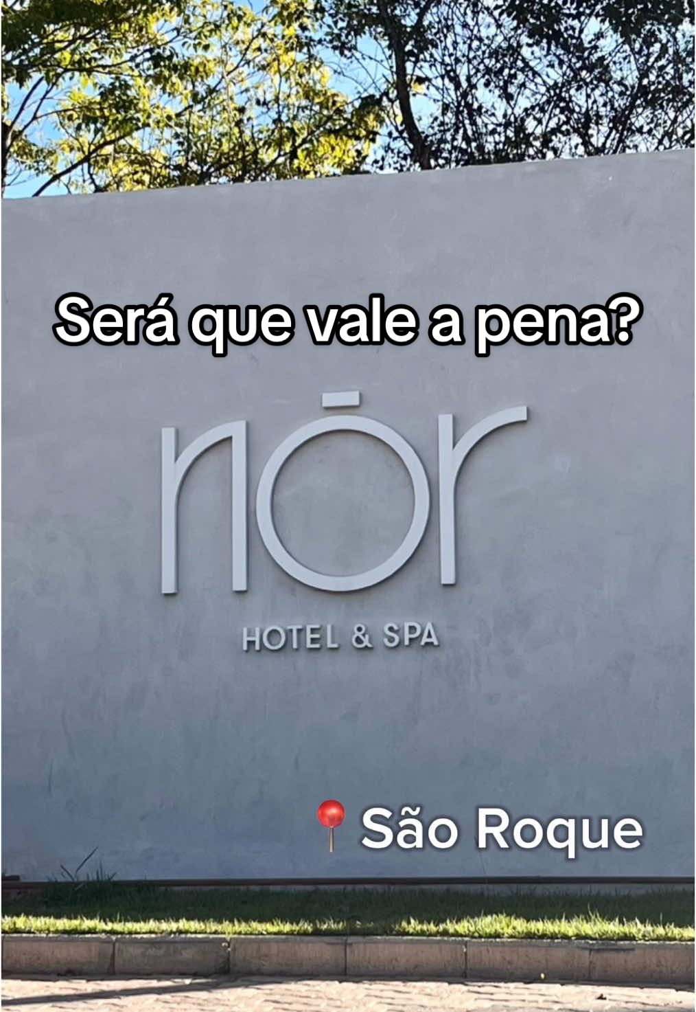 [📍São Paulo] HOTEL ✨Nota: 7,5/10 Precisando de uma pausa perto de SP? Conheci o NOR Hotel & Spa em São Roque! 🌿 Suítes estilo cabana, café da manhã delicioso, e uma conexão com a natureza de tirar o fôlego! 🛁✨ Vale a pena para um fim de semana a dois, mas o custo-benefício poderia ser melhor. Quem se anima? #NORHotelSpa #HotelReview #EscapadaSP #WeekendGetaway #NaturezaSP #Relaxamento #TurismoSP #HotelESpa #dekapraali #DicasDeHospedagem #Lifestyle #Travel 