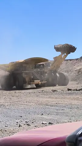 Carguio de Camiones Mineros 🏔👷‍♂️ #komatsu #caterpillar #mina #antamina_ancash_perú🇵🇪 #cargadorfrontal #camionminero #sangrehidraulica🚜♥️♥️👷‍♂️🚨💪 #camioneta #4x4 #operadoresdemaquinas  #viraltiktokvideo #parati #fyp 
