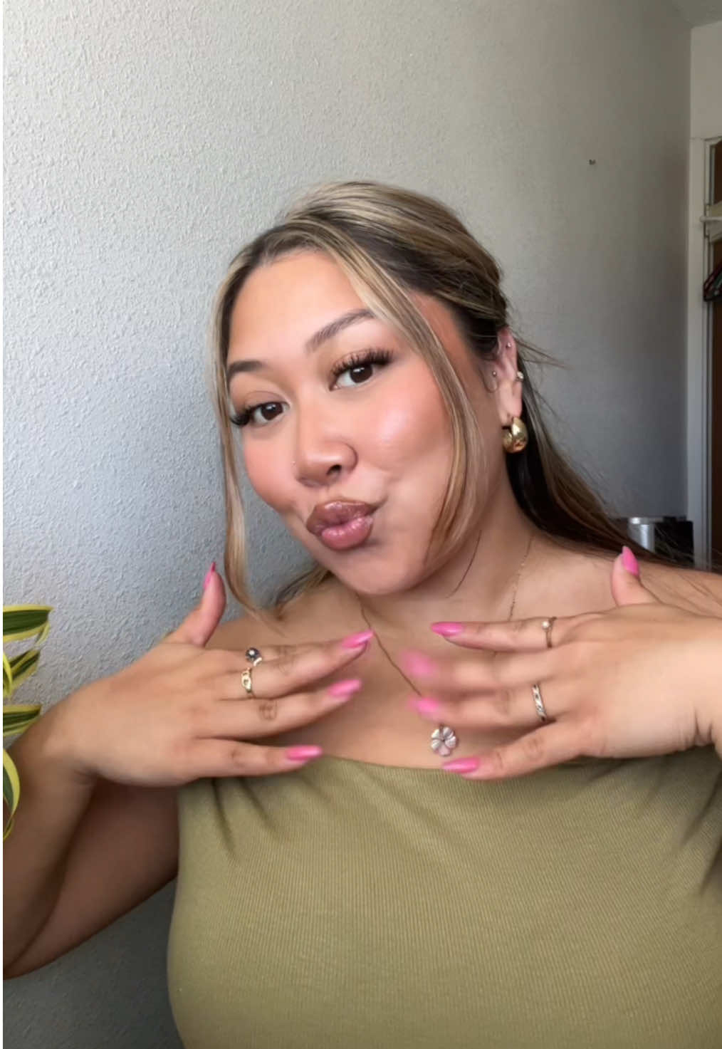 my skin loves it here 🌺🧘🏽‍♀️✨ #fyp #grwm #grwmroutine #grwmmakeup #makeup #MakeupRoutine #beauty #beautytutorial #routine #hawaii 