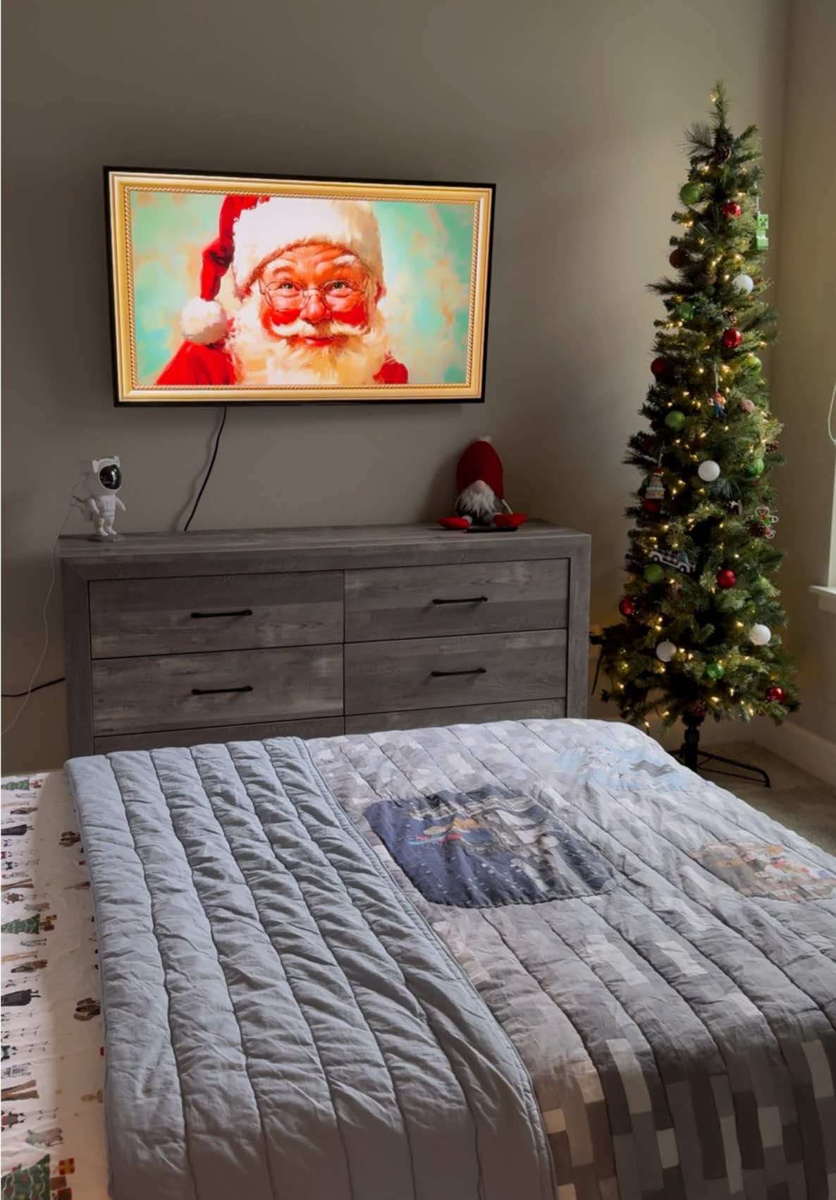 Star Wars themed Christmas bedroom! . . #christmas #starwars #christmasbedroom #christmasbedroomideas #christmastree #christmasdecor 